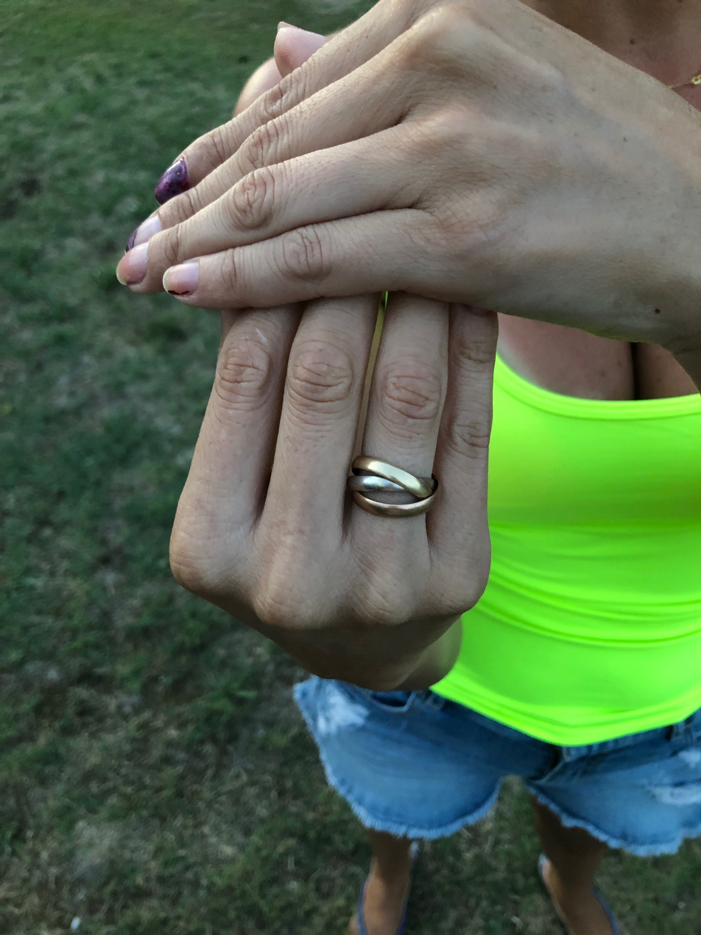 In Bibione am Camping Village Capalonga gefundener Ehering, wieder am Finger der Besitzerin