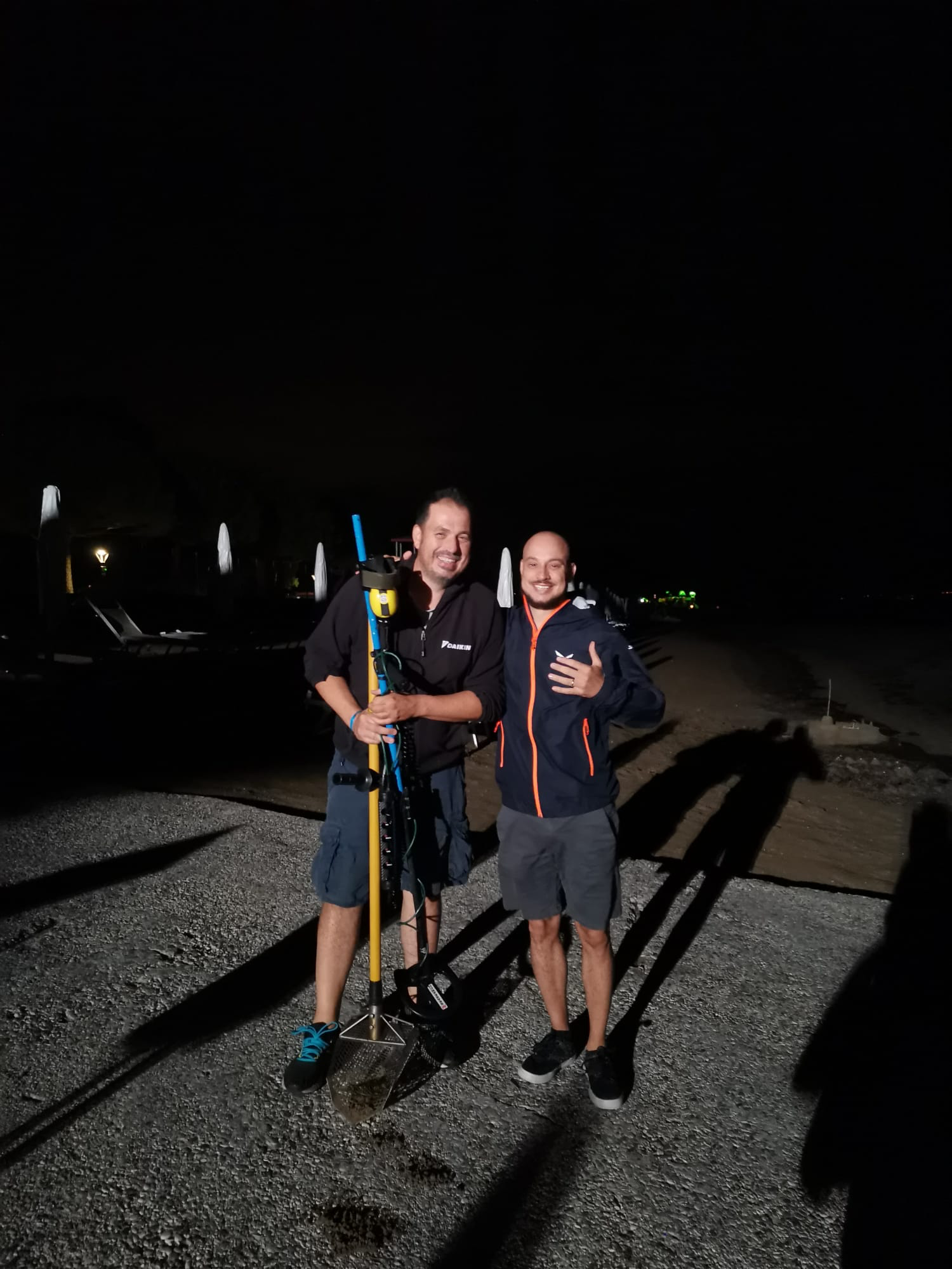 Nächtliche Suche mit Metalldetektor am Strand von Grado, Camping Punta Spin: Ehering geborgen